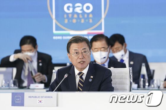 문재인 대통령이 31일(현지시간) 이탈리아 로마 누볼라 컨벤션센터에서 열린 공급망 회복력 관련 글로벌 정상회의에 참석해 발언하고 있다.(청와대 제공)2021.11.1/뉴스1