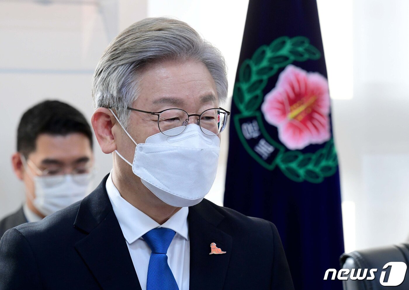 본문 이미지 - 이재명 더불어민주당 대선후보가 1일 서울 여의도 광복회관에서 김원웅 광복회장을 예방한 뒤 인사말을 하고 있다. 2021.11.1/뉴스1 ⓒ News1 국회사진취재단