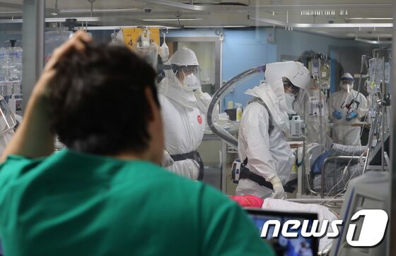 단계적 일상 회복(위드 코로나)을 본격적으로 시작한 1일 오후 경기도 평택시 박애병원 중환자실에서 의료진들이 코로나19 중증환자를 돌보고 있다. 정부는 위드 코로나 시작에 맞춰 앞으로 ‘전체 확진자 수 억제’보다 ‘위중증 및 사망자 최소화’에 방역의 초점을 맞출 방침으로 중환자실 가동률이 75%가 넘을 경우 ‘비상계획’을 발동해 단계적 일상 회복을 중단하고 방역을 다시 강화하기로 밝혔다. 2021.11.1/뉴스1 © News1 김영운 기자