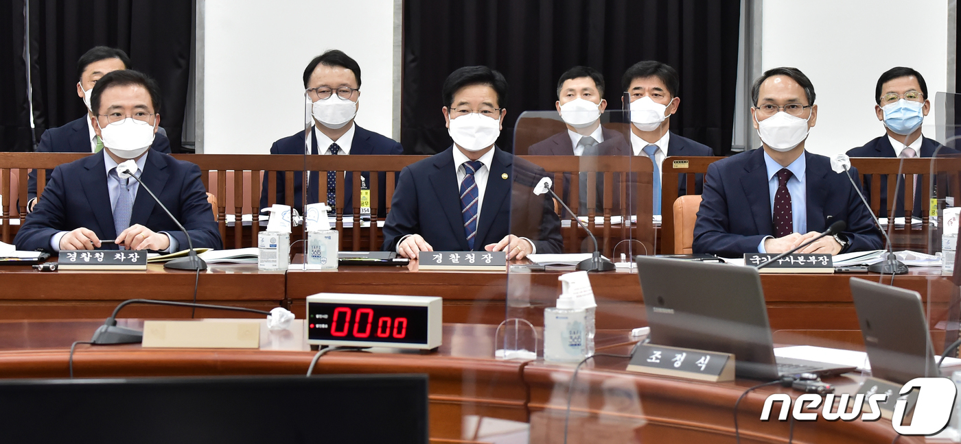 (서울=뉴스1) 오대일 기자 = 1일 오후 국회 정보위원회에서 열린 경찰청에 대한 국정감사에서 진교훈 경찰청 차장(왼쪽부터) , 김창룡 경찰청장, 남구준 국가수사본부장이 참석해 자 …