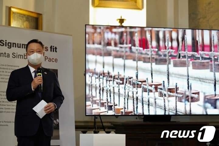 본문 이미지 - 박용만 대한상공회의소 명예회장(재단법인 '같이 걷는 길' 이사장)이 지난달 29일부터 이탈리아 로마에서밀 열리고 있는 '철조망, 평화가 되다' 전시와 관련한 사진전에 대해 설명하고 있다. 대형 모니터는 삼성전자가 제공했다.ⓒ 뉴스1