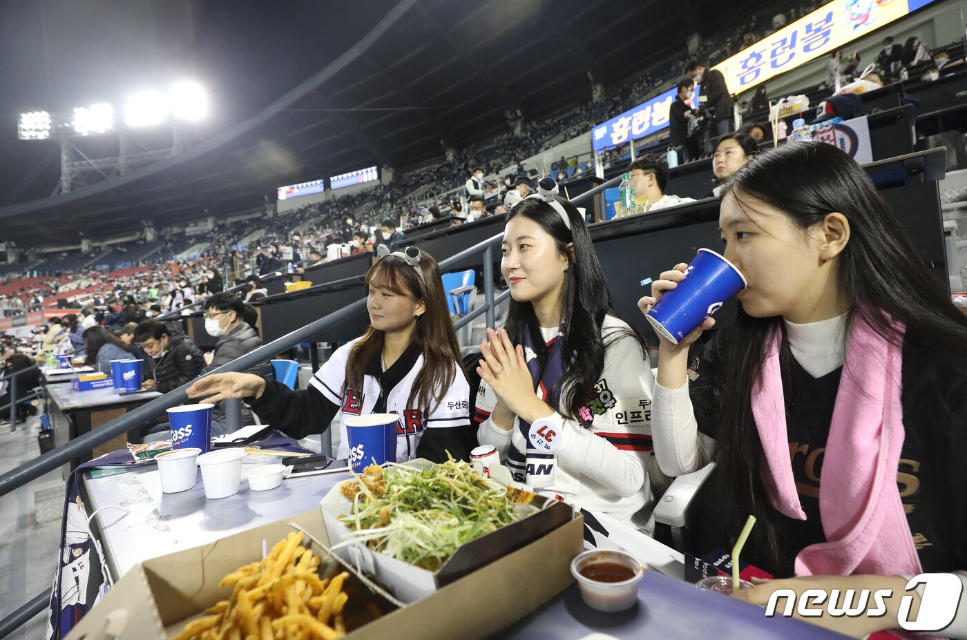 본문 이미지 - 1일 오후 서울 송파구 잠실야구장에서 열린 프로야구 '2021 신한은행 SOL KBO 포스트시즌‘ 와일드카드 결정전 1차전 키움 히어로즈와 두산 베어스의 경기에서 관중들이 치맥을 먹으며 응원을 하고 있다. 이번 포스트시즌 전 경기는 '전 좌석 접종자 구역'으로 운영된다. 이에 따라 백신 2차 접종 후 2주가 경과한 백신 접종 완료자를 포함한 48시간 내 PCR 음성확인자, 18세 이하, 불가피한 사유의 접종 불가자(의사 소견서 필요)도 입장이 가능하다. 2021.11.1/뉴스1 ⓒ News1 임세영 기자