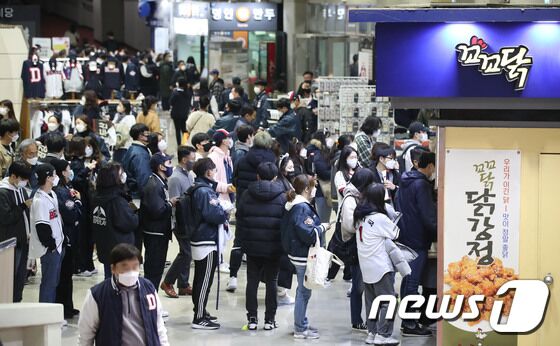 1일 오후 서울 송파구 잠실야구장에서 열린 프로야구 '2021 신한은행 SOL KBO 포스트시즌‘ 와일드카드 결정전 1차전 키움 히어로즈와 두산 베어스의 경기에서 관중들이 치맥 구매하기 위해 줄지어 기다리고 있다. 이번 포스트시즌 전 경기는 '전 좌석 접종자 구역'으로 운영된다. 이에 따라 백신 2차 접종 후 2주가 경과한 백신 접종 완료자를 포함한 48시간 내 PCR 음성확인자, 18세 이하, 불가피한 사유의 접종 불가자(의사 소견서 필요)도 입장이 가능하다. 2021.11.1/뉴스1 © News1 임세영 기자