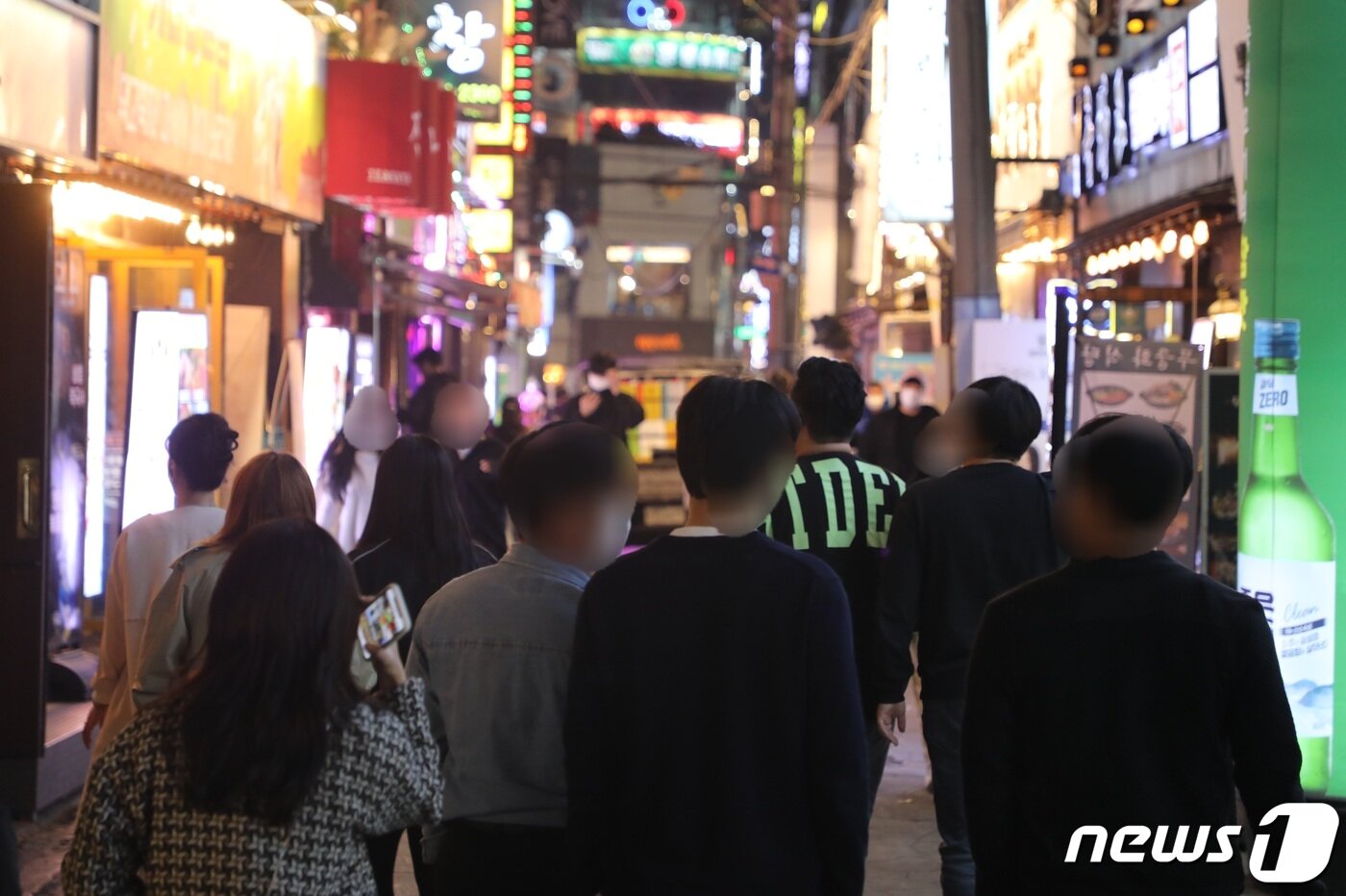 본문 이미지 - '위드 코로나' 첫 날인 1일 부산의 대표 번화가 부산진구 서면 일대에 인파가 몰려 있다. 이날 서면에는 평소 월요일보다 더 많은 행인들이 음식점과 술집, 노래연습장 등으로 향하는 장면이 목격됐다. .2021.11.1/뉴스1 ⓒ News1 노경민 기자
