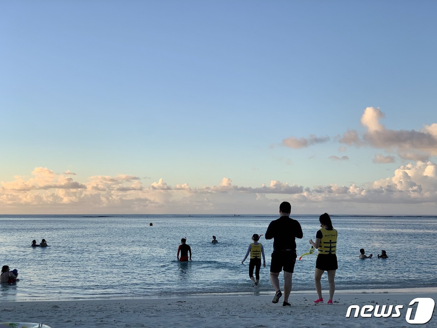 본문 이미지 - 투몬비치에서 물놀이를 즐기고 있는 한국 신혼여행객들의 모습ⓒ 뉴스1 윤슬빈 기자
