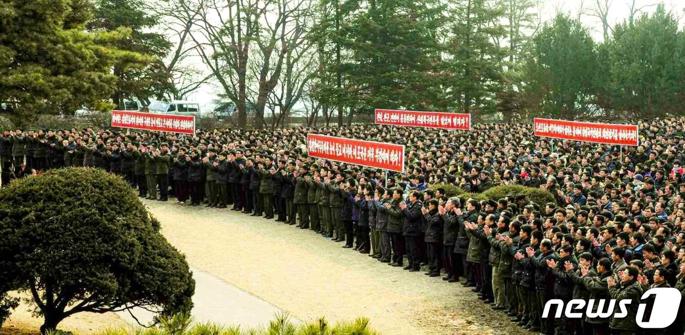 본문 이미지 - (평양 노동신문=뉴스1) = 북한 노동당 기관지 노동신문은 10일 '산림복구전투의 줄기찬 노정, 나날이 변모되는 조국산천'이라는 제목으로 관련 사진 여러 장을 실었다. [국내에서만 사용가능. 재배포 금지. DB 금지. For Use Only in the Republic of Korea. Redistribution Prohibited] rodongphoto@news1.kr