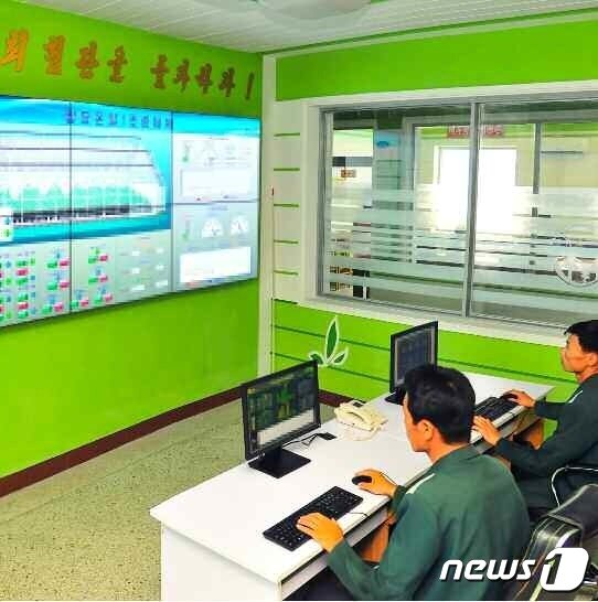 본문 이미지 - (평양 노동신문=뉴스1) = 북한 노동당 기관지 노동신문은 10일 '산림복구전투의 줄기찬 노정, 나날이 변모되는 조국산천'이라는 제목으로 관련 사진 여러 장을 실었다. [국내에서만 사용가능. 재배포 금지. DB 금지. For Use Only in the Republic of Korea. Redistribution Prohibited] rodongphoto@news1.kr