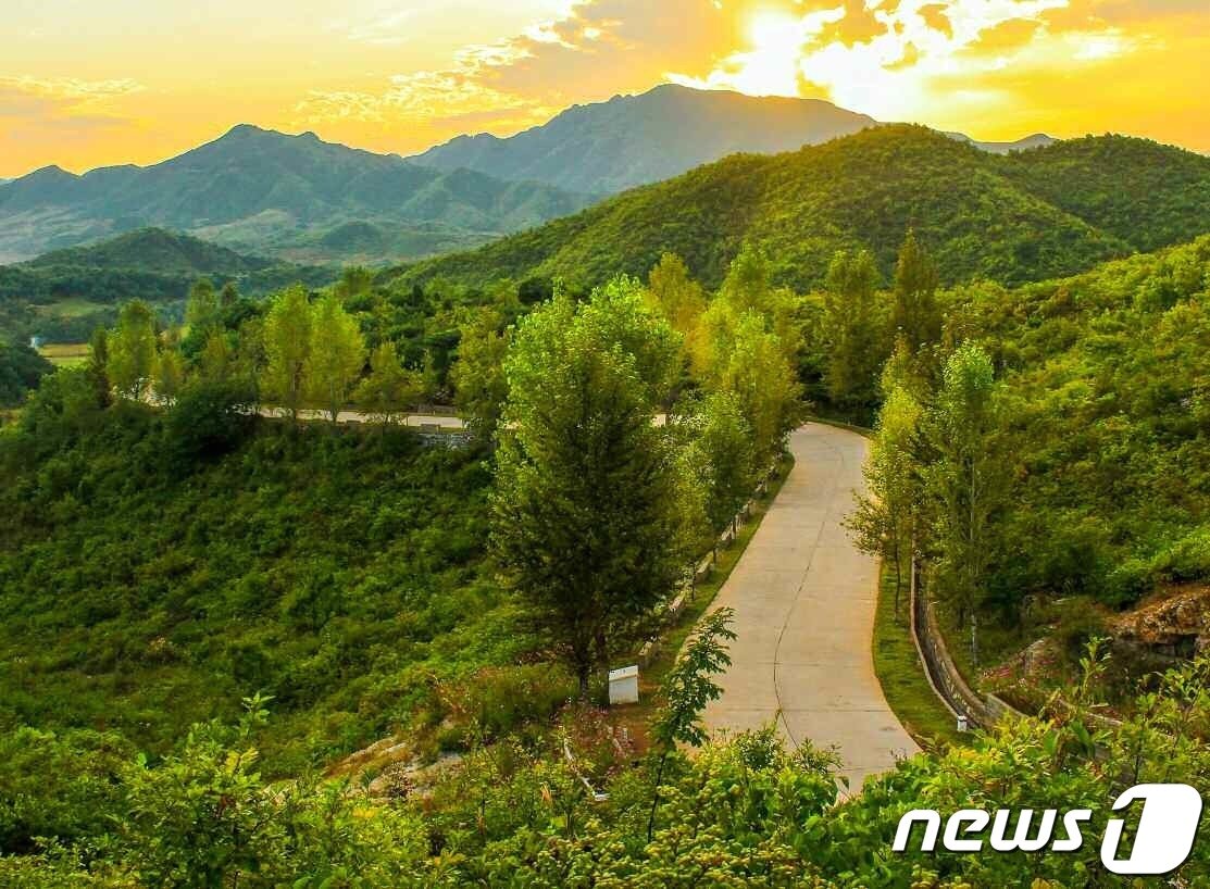 본문 이미지 - (평양 노동신문=뉴스1) = 북한 노동당 기관지 노동신문은 10일 '산림복구전투의 줄기찬 노정, 나날이 변모되는 조국 산천'이라는 제목으로 관련 사진 여러 장을 실었다. .[국내에서만 사용가능. 재배포 금지. DB 금지. For Use Only in the Republic of Korea. Redistribution Prohibited] rodongphoto@news1.kr
