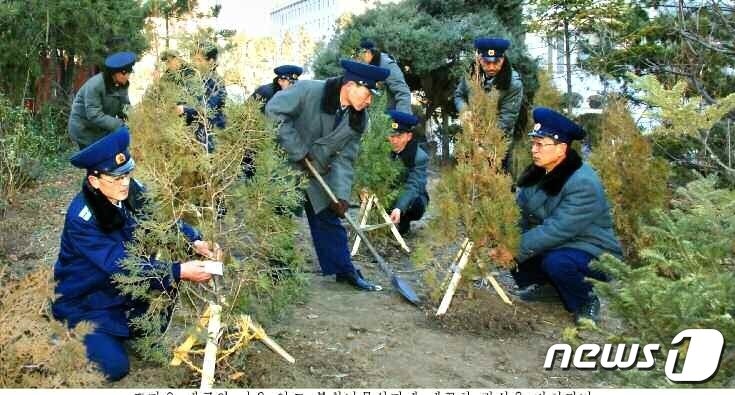 본문 이미지 - (평양 노동신문=뉴스1) = 북한 노동당 기관지 노동신문은 10일 '산림복구전투의 줄기찬 노정, 나날이 변모되는 조국 산천'이라는 제목으로 관련 사진 여러 장을 실었다. [국내에서만 사용가능. 재배포 금지. DB 금지. For Use Only in the Republic of Korea. Redistribution Prohibited] rodongphoto@news1.kr