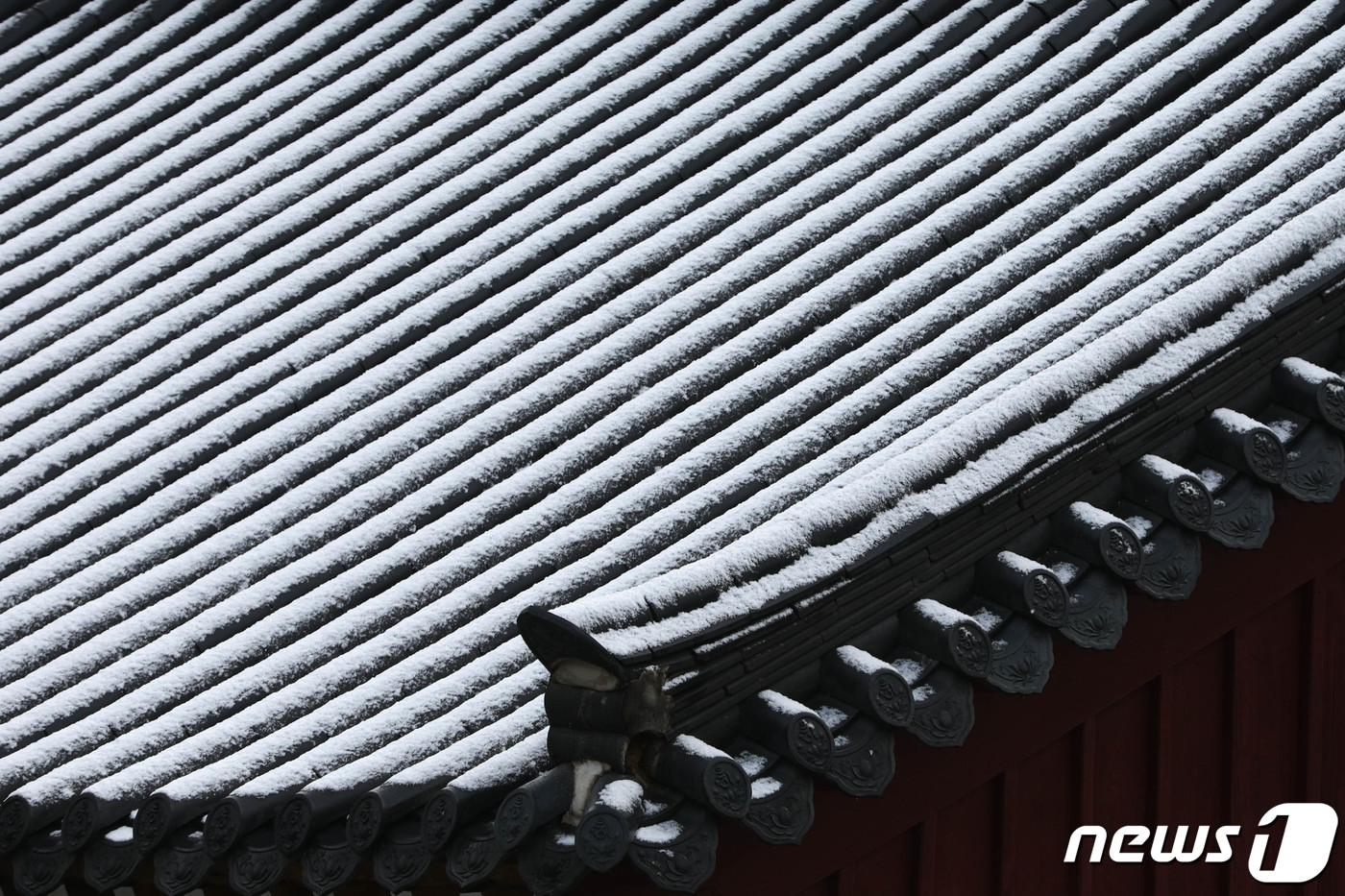 (서울=뉴스1) 성동훈 기자 = 10일 오전 서울 성북구 삼청각 일대에 첫눈의 흔적이 보이고 있다. 2021.11.10/뉴스1