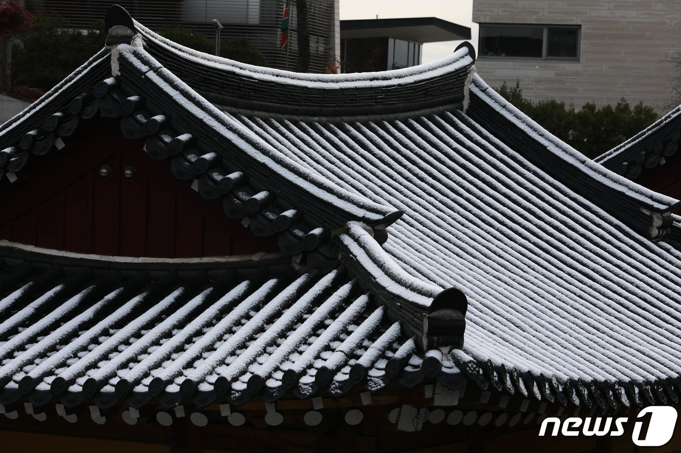 (서울=뉴스1) 성동훈 기자 = 10일 오전 서울 성북구 삼청각 일대에 첫눈의 흔적이 보이고 있다. 2021.11.10/뉴스1