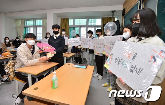 2022학년도 수능시험(11월18일)을 일주일여 앞둔 10일 오전 경북 포항영일고등학교 2학년 후배들이 3학년 교실을 찾아 응원을 보내고 있다. 2021.11.10/뉴스1 © News1 최창호 기자