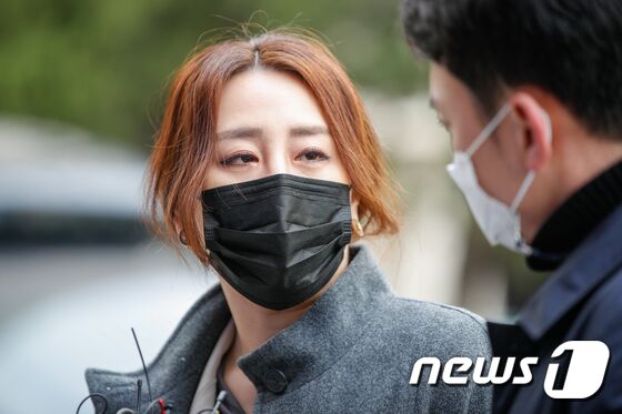 '고발 사주' 의혹 최초 제보자인 조성은씨가 10일 오전 서울 마포구 서울경찰청 반부패·공공범죄수사대에서 고소인 조사를 받기 위해 출석하기 전 취재진 질의에 답하고 있다. 앞서 조씨는 국민의힘 권성동·김기현·윤한홍·이영·장제원·최형두 의원을 고소하면서 이들이 SNS와 기자회견 등을 통해 자신에 대한 허위사실을 유포하고, 고발 사주 의혹에 관한 피의사실을 축소·은폐하려 했다고 주장했다. 2021.11.10/뉴스1 © News1 안은나 기자