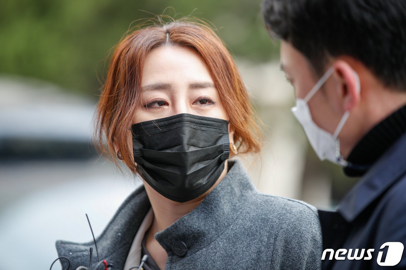 본문 이미지 - '고발 사주' 의혹 최초 제보자인 조성은씨가 10일 오전 서울 마포구 서울경찰청 반부패·공공범죄수사대에서 고소인 조사를 받기 위해 출석하기 전 취재진 질의에 답하고 있다. 앞서 조씨는 국민의힘 권성동·김기현·윤한홍·이영·장제원·최형두 의원을 고소하면서 이들이 SNS와 기자회견 등을 통해 자신에 대한 허위사실을 유포하고, 고발 사주 의혹에 관한 피의사실을 축소·은폐하려 했다고 주장했다. 2021.11.10/뉴스1 ⓒ News1 안은나 기자