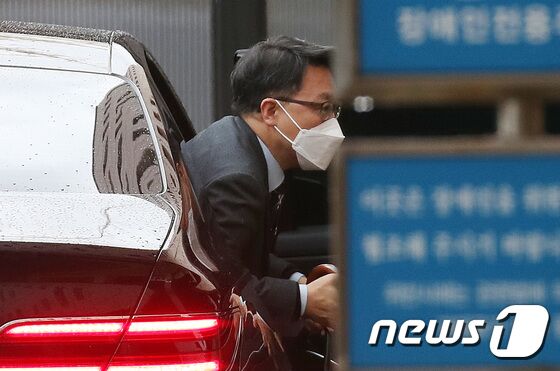김진욱 고위공직자범죄수사처(공수처) 처장이 10일 오전 경기도 과천시 정부과천청사 공수처로 출근하고 있다. 공수처는 이날 이른바 '고발 사주' 의혹의 핵심 피의자인 손준성 대구고검 인권보호관을 두 번째로 불러 조사한다. 2021.11/10/뉴스1 © News1 박지혜 기자