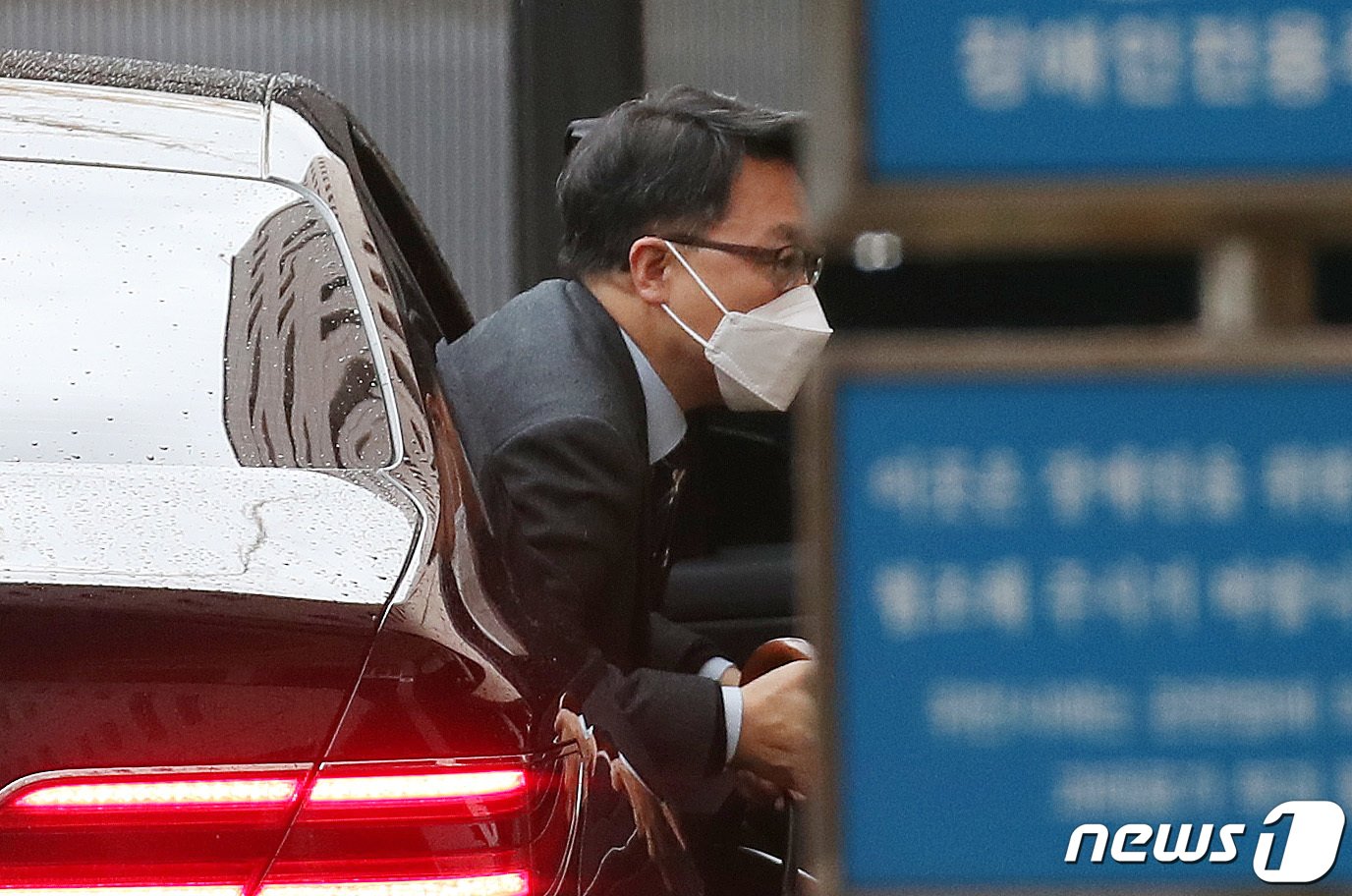 본문 이미지 - 김진욱 고위공직자범죄수사처(공수처) 처장이 10일 오전 경기도 과천시 정부과천청사 공수처로 출근하고 있다. 공수처는 이날 이른바 '고발 사주' 의혹의 핵심 피의자인 손준성 대구고검 인권보호관을 두 번째로 불러 조사한다. 2021.11/10/뉴스1 ⓒ News1 박지혜 기자