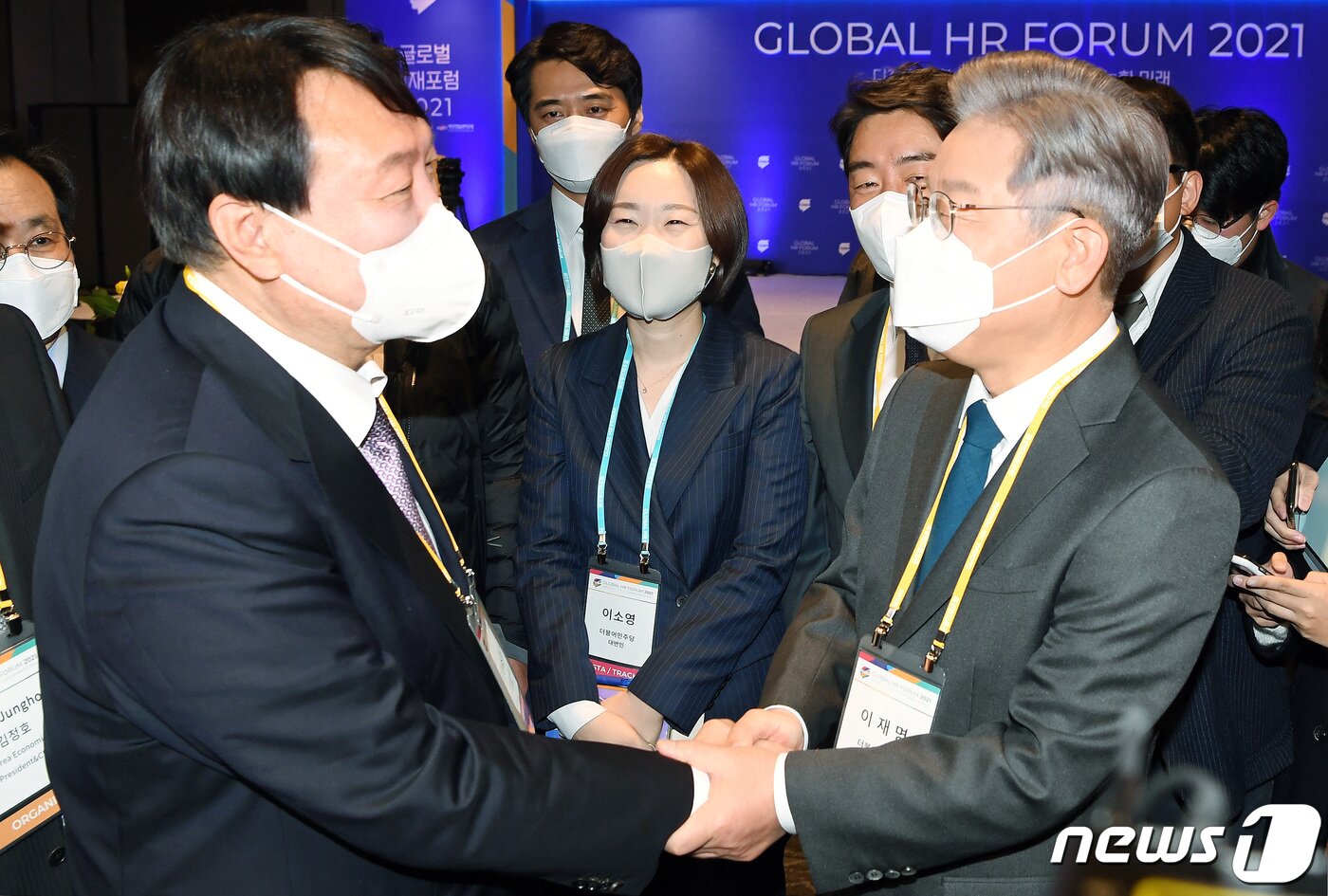 본문 이미지 - 이재명 더불어민주당 대선 후보와 윤석열 국민의힘 대선 후보가 10일 서울 광진구 비스타워커힐에서 열린 '글로벌인재포럼2021' 행사에서 만나 악수하고 있다. 2021.11.10/뉴스1 ⓒ News1 국회사진취재단