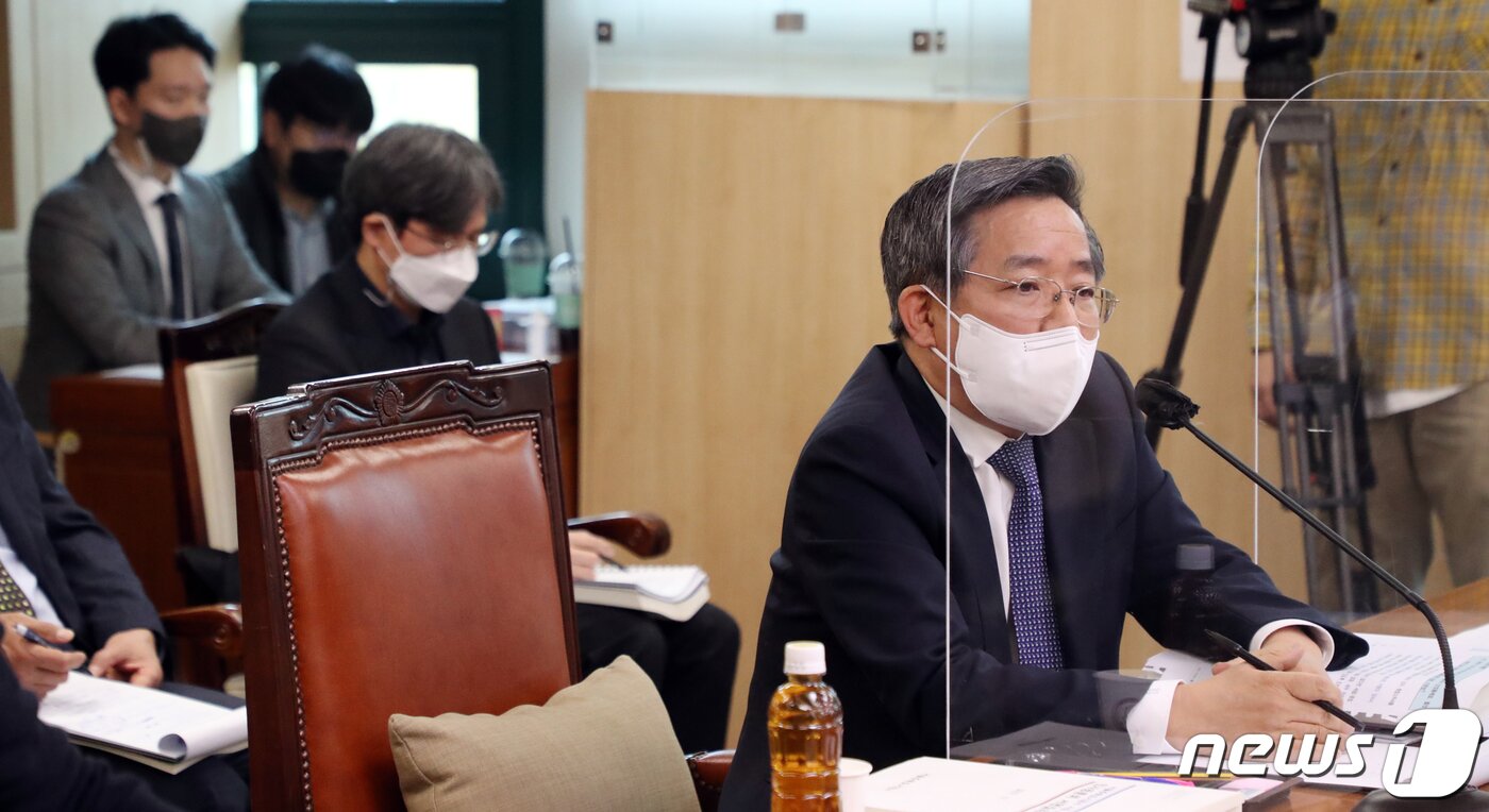 본문 이미지 - 김헌동 서울주택도시공사 사장 후보자가 10일 서울 중구 시의회 별관 도시계획관리위원회의장에서 열린 인사청문회에서 시의원 질의에 답변하고 있다. 2021.11.10/뉴스1 ⓒ News1 김명섭 기자