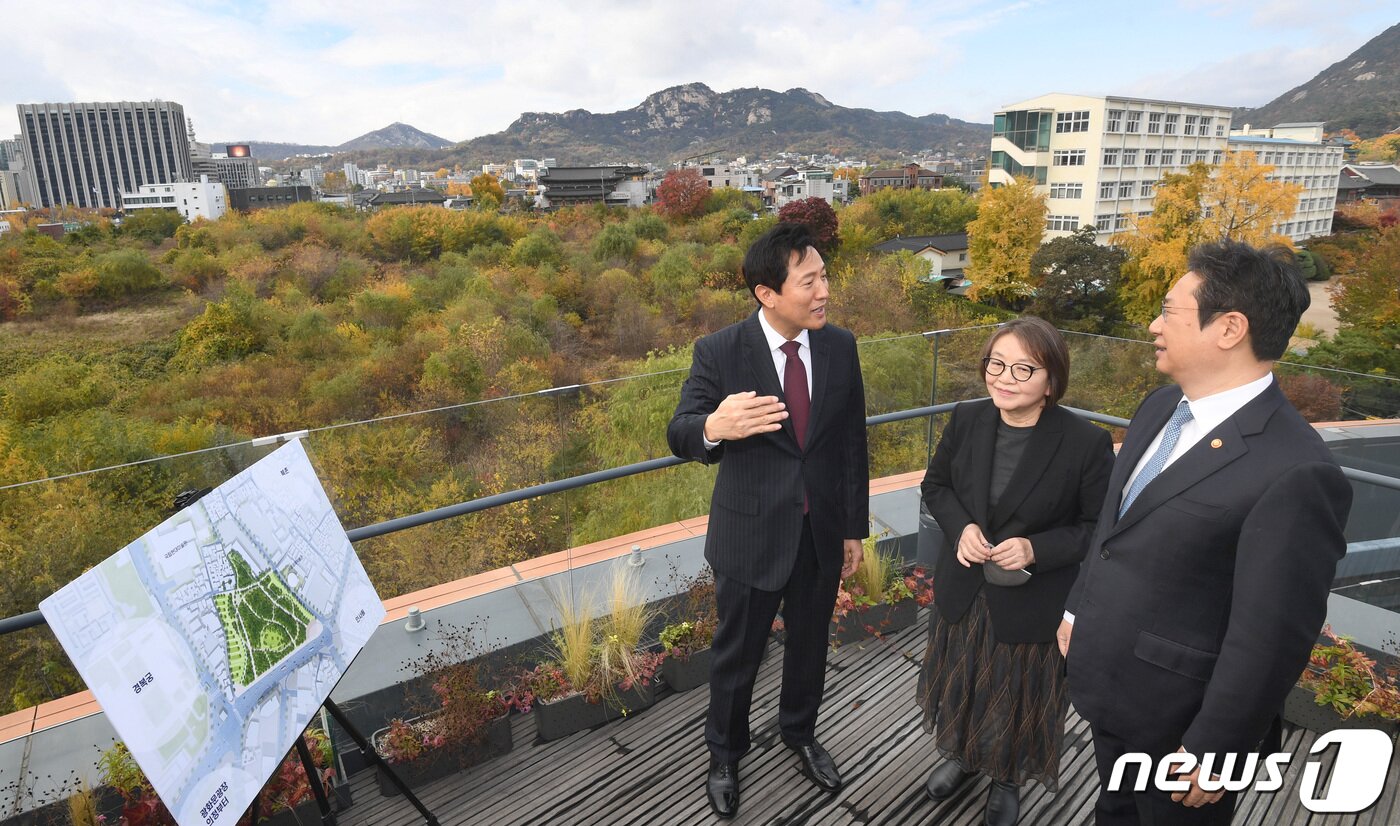 본문 이미지 - 오세훈 서울시장(왼쪽부터), 김영나 국가기증 이건희 소장품 활용위원회 위원장, 황희 문화체육관광부 장관이 지난해 11월10일 종로구 서울공예박물관 전망대에서 이건희 기증관 건립부지로 결정된 송현동 일대를 둘러보며 대화하고 있다. 2021.11.10/뉴스1 ⓒ News1 안은나 기자