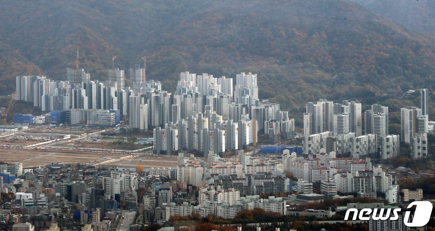 본문 이미지 - 사진은 10일 서울 송파구 롯데월드 서울스카이 전망대에서 바라본 경기도 북위례 아파트단지. 2021.11.10/뉴스1 ⓒ News1 박세연 기자