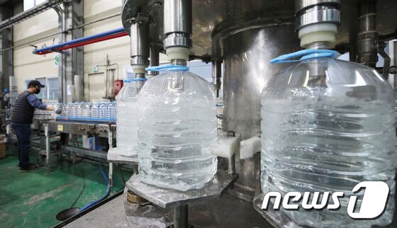 10일 오후 경기도 안산시의 한 요소수 생산 공장에서 요소수가 생산되고 있다. 이 업체는 기존 하루 150톤 가량의 요소수를 생산하고 있었으나 요소 확보에 차질을 빚어 현재 하루 평균 5~10톤 가량만 생산하고 있다. 2021.11.10/뉴스1 © News1 김영운 기자