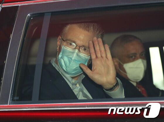 대니얼 크리튼브링크 미국 국무부 동아시아태평양 차관보가 10일 인천공항을 통해 방한하고 있다. 10~12일 일정으로 한국을 찾는 크리튼브링크 차관보는 11일 이재명 더불어민주당 대선후보, 12일 윤석열 국민의힘 대선후보를 차례로 만날 예정이다. 2021.11.10/뉴스1 © News1 이성철 기자