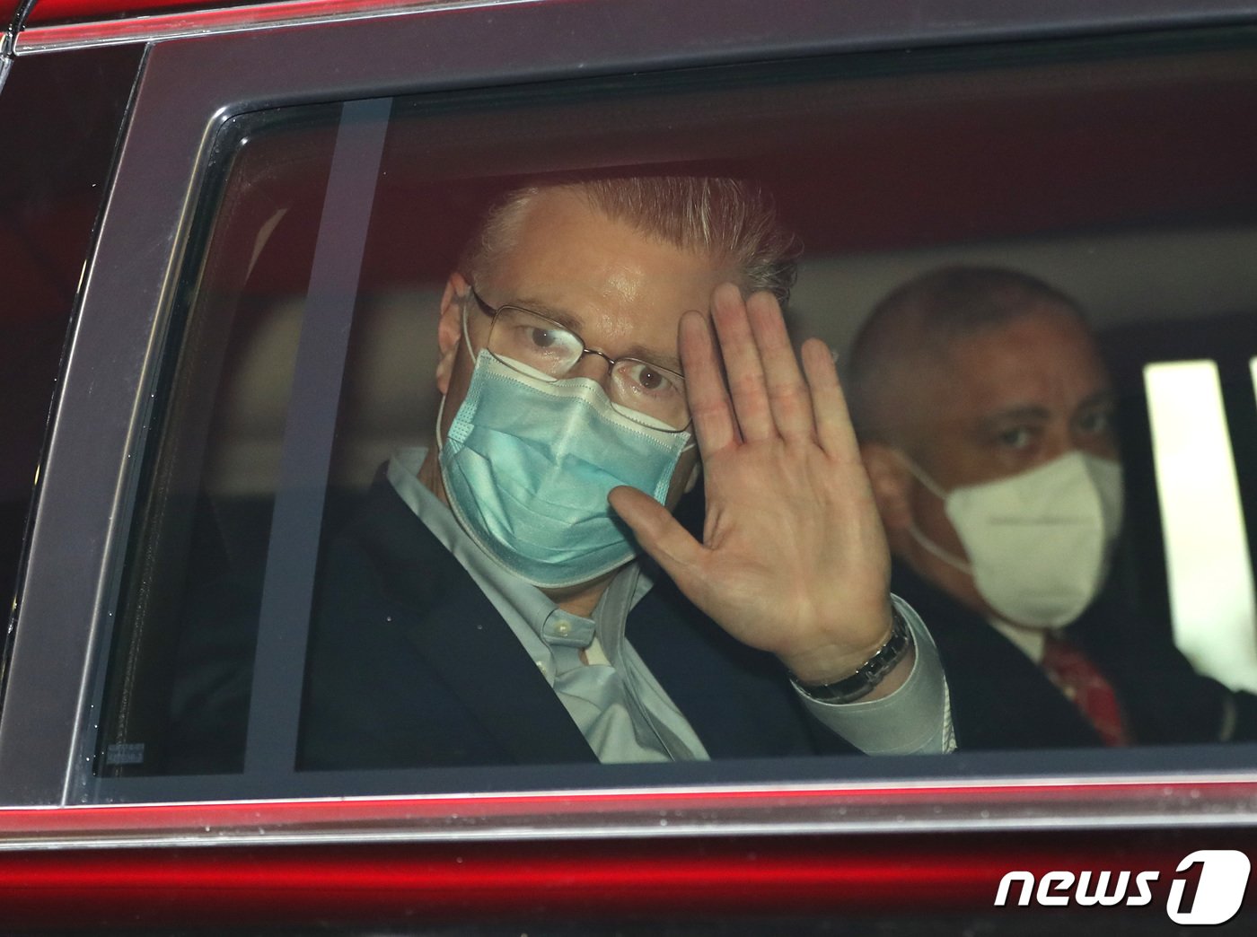 본문 이미지 - 대니얼 크리튼브링크 미국 국무부 동아시아태평양 차관보가 10일 인천공항을 통해 방한하고 있다. 10~12일 일정으로 한국을 찾는 크리튼브링크 차관보는 11일 이재명 더불어민주당 대선후보, 12일 윤석열 국민의힘 대선후보를 차례로 만날 예정이다. 2021.11.10/뉴스1 ⓒ News1 이성철 기자