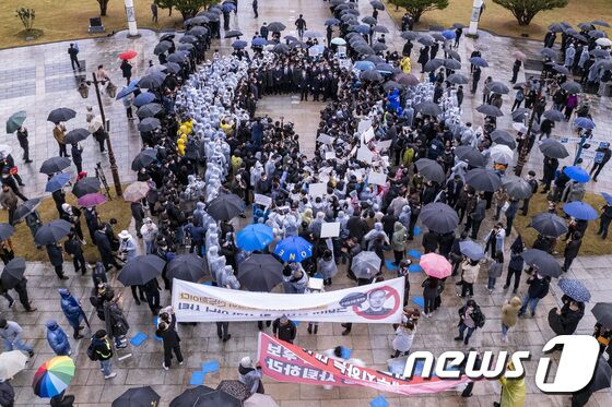 전두환 옹호 발언과 개사과 논란을 빚은 윤석열 국민의힘 대선후보가 10일 오후 광주 북구 운정동 국립 5·18 민주묘지를 방문, 오월 어머니회 등 광주지역시민단체의 항의를 받고 있다. 2021.11.10/뉴스1 © News1 이동해 기자