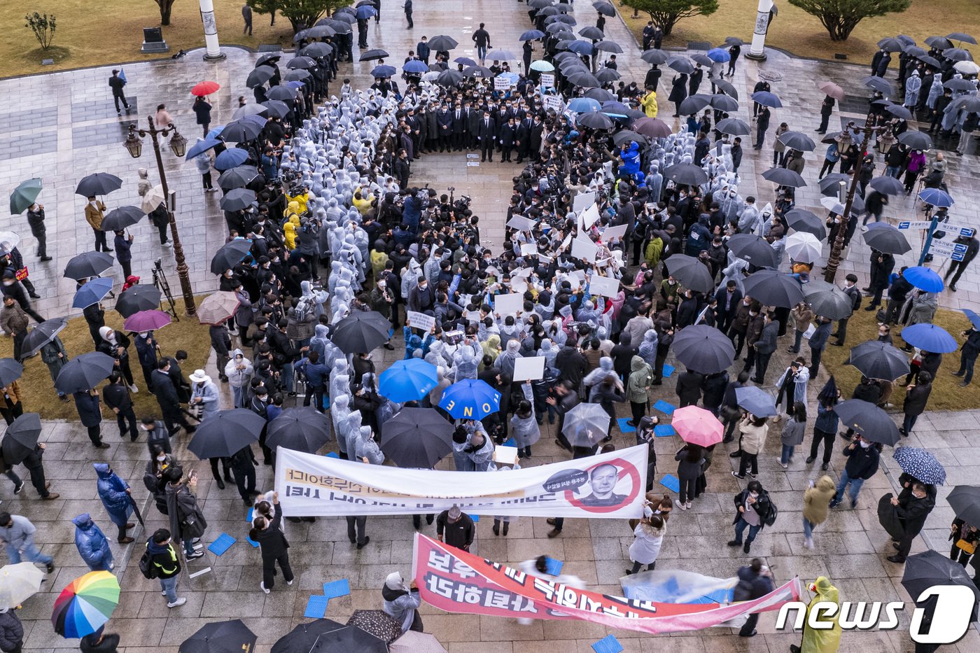 본문 이미지 - 전두환 옹호 발언과 개사과 논란을 빚은 윤석열 국민의힘 대선후보가 10일 오후 광주 북구 운정동 국립 5·18 민주묘지를 방문, 오월 어머니회 등 광주지역시민단체의 항의를 받고 있다. 2021.11.10/뉴스1 ⓒ News1 이동해 기자