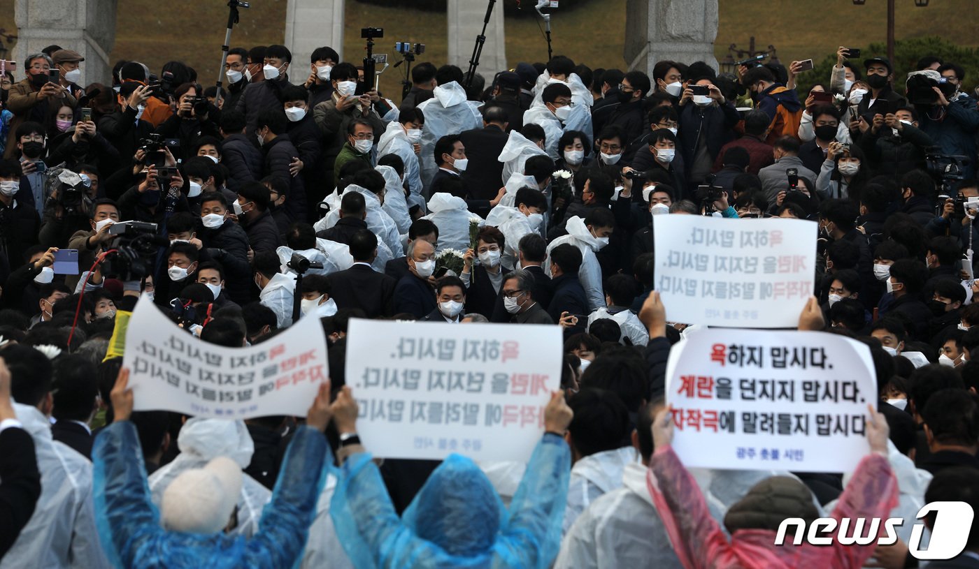본문 이미지 - 윤석열 국민의힘 대선후보가 10일 오후 광주 북구 운정동 국립5·18민주묘지에서 광주전남대학생진보연합 관계자 등에 막혀 길을 뚫고 있다. 2021.11.10/뉴스1 ⓒ News1 이동해 기자