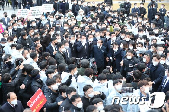 전두환 옹호 발언과 개사과 논란을 빚은 윤석열 국민의힘 대선후보가 10일 오후 광주 북구 운정동 국립5·18민주묘지 참배를 위해 이동하고 있다. 2021.11.10/뉴스1 © News1 이동해 기자