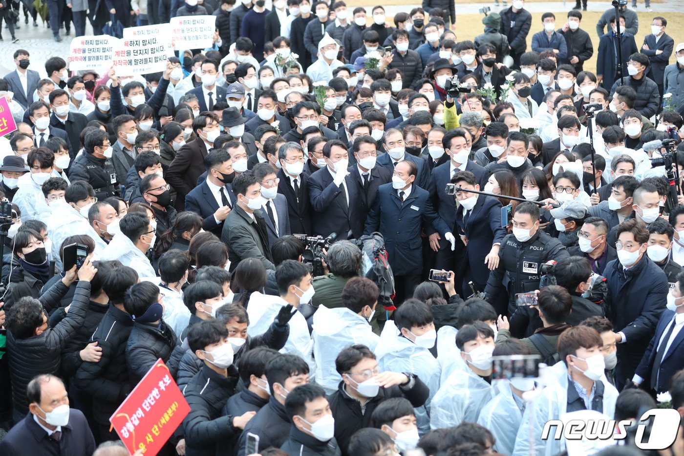 본문 이미지 - 전두환 옹호 발언과 개사과 논란을 빚은 윤석열 국민의힘 대선후보가 10일 오후 광주 북구 운정동 국립5·18민주묘지 참배를 위해 이동하고 있다. 2021.11.10/뉴스1 ⓒ News1 이동해 기자