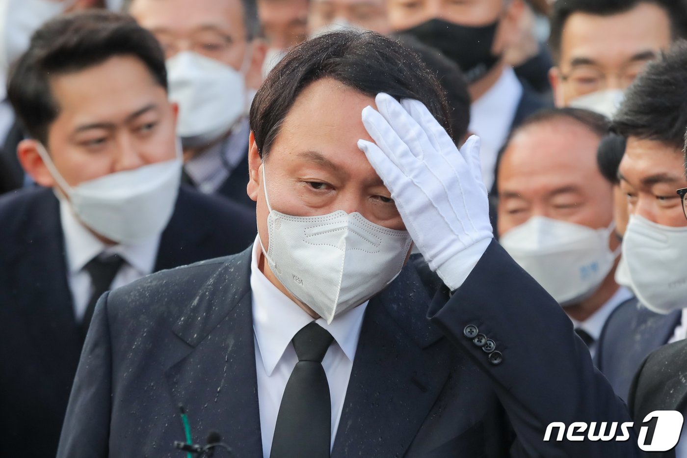 본문 이미지 - 윤석열 국민의힘 대선 후보가 광주 북구 국립5·18민주묘지에서 추모탑과 묘역에 진입하지 못하고 참배광장에서 묵념을 한 뒤 머리를 만지고 있다. 2021.11.10/뉴스1 ⓒ News1 이동해 기자