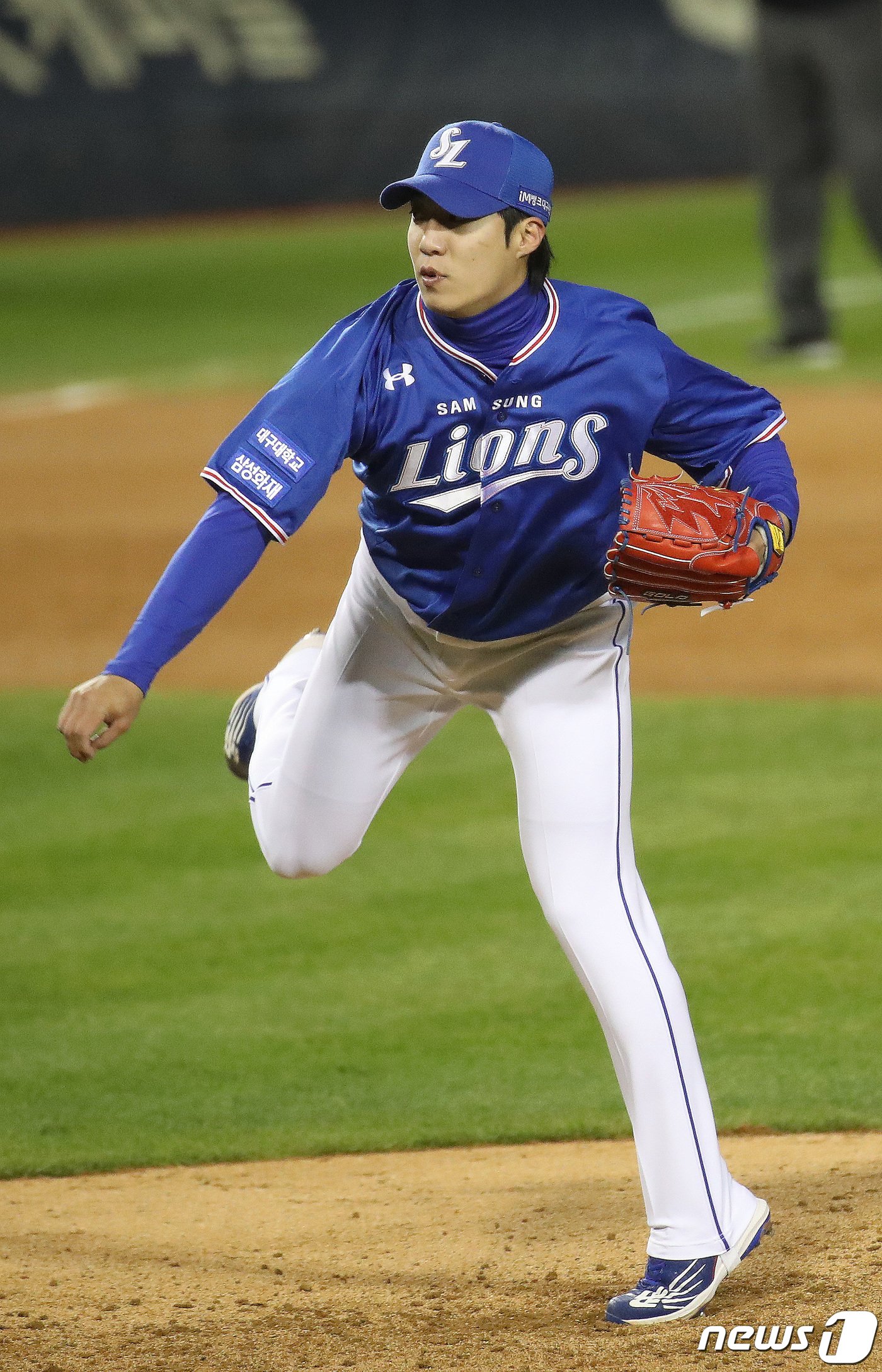 본문 이미지 - 10일 오후 서울 잠실야구장에서 열린 &#39;2021 신한은행 SOL KBO리그&#39; 플레이오프 2차전 삼성 라이온즈와 두산 베어스의 경기에서 삼성 원태인이 역투하고 있다. 2021.11.10/뉴스1 ⓒ News1 임세영 기자