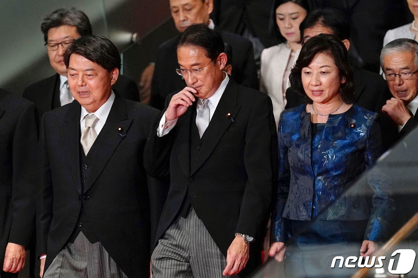 본문 이미지 - 기시다 후미오 일본 총리가 도쿄 총리 관저에서 하야시 요시마사 전 외무상 등 2차 내각 각료들과 포즈를 취하고 있다. ⓒ AFP=뉴스1 ⓒ News1 우동명 기자