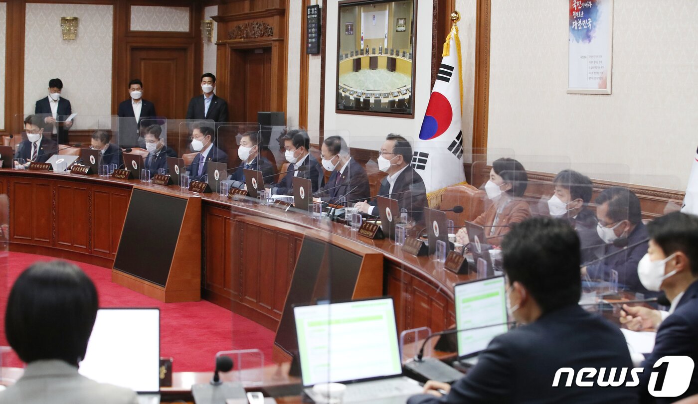 본문 이미지 - 11일 오전 정부서울청사에서 김부겸 국무총리 주재로 임시국무회의가 열렸다. 2021.11.11/뉴스1 ⓒ News1 송원영 기자