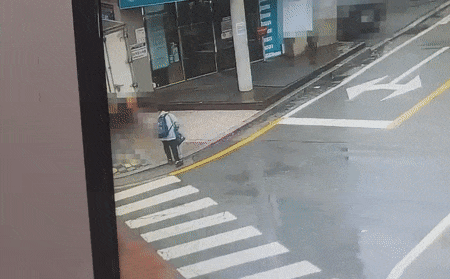 본문 이미지 - 한 초등학생이 트럭에 깔릴 뻔한 사고 영상이 공개됐다. (온라인 커뮤니티 '보배드림' 갈무리) ⓒ 뉴스1