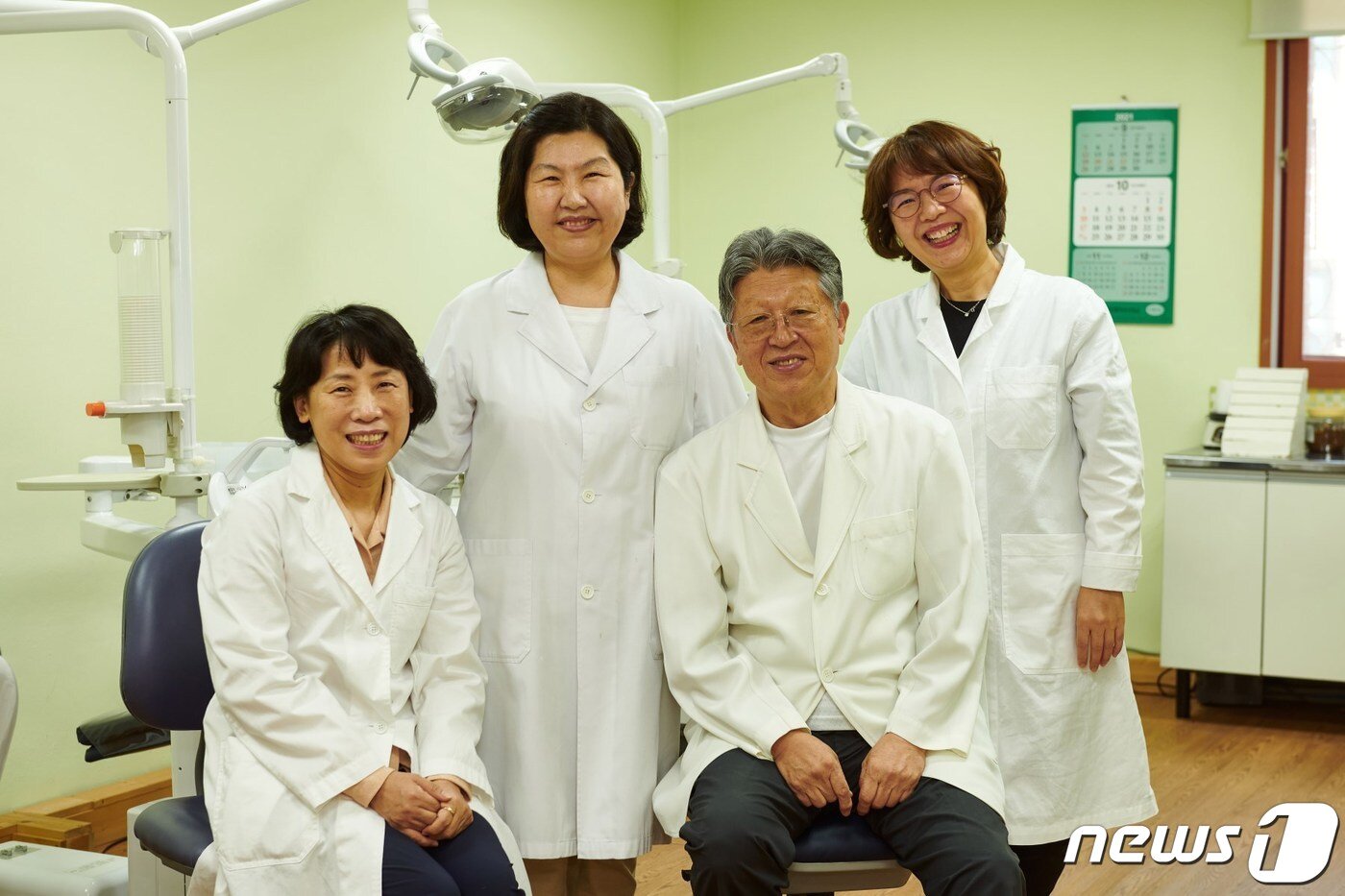 본문 이미지 - 제21회 우정선행상 본상 수상자 '보눔 덴티스트' 회원들. ⓒ 뉴스1