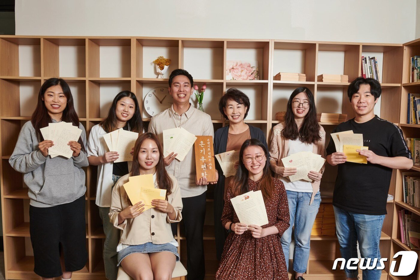 본문 이미지 - 제21회 우정선행상 본상 수상자 '사단법인 온기' 직원들. ⓒ 뉴스1