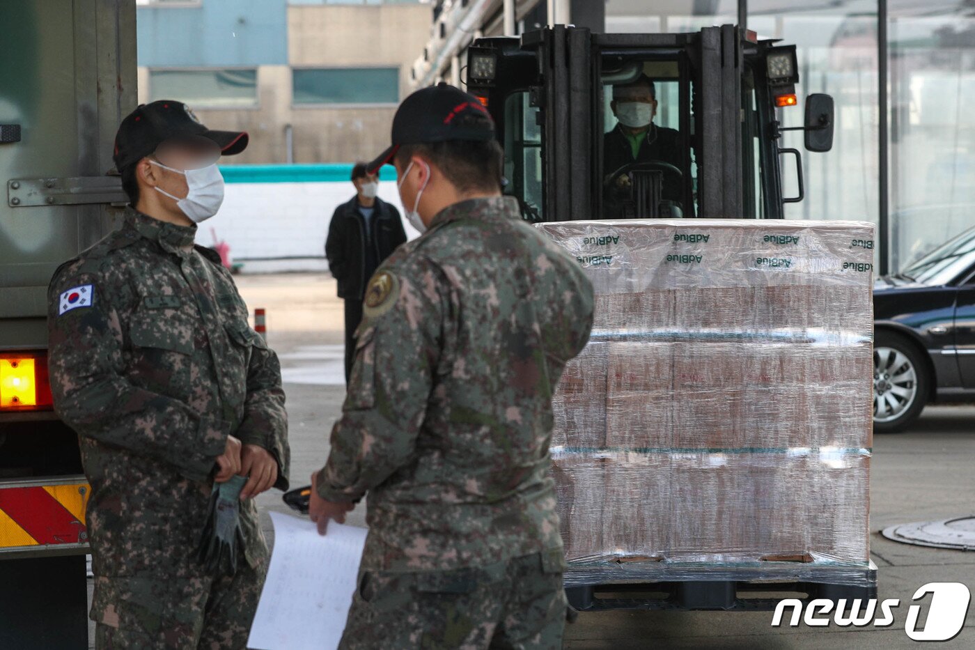 본문 이미지 - 군이 보유 중인 차량용 요소수 예비분이 민간에 공급되기 위해 11일 오전 인천의 한 주유소로 도착하고 있다. 국방부는 “군 비축 요소수 중 예비분 20만ℓ(200t)를 전날 오후 4시부터 전국 5개 주요 항만 인근 주유소 32곳에 공급해 수출입 컨테이너 화물차 등이 사용할 수 있도록 조치할 계획”이라고 밝혔다. 요소수가 보급되는 주요항만 인근 주유소는 부산항 인근 주유소 7곳(100t), 인천항 인근 주요소 8곳(40t), 전남 광양항 5곳(15t), 경기 평택항 6곳(15t), 울산항 6곳(15t)이다. 2021.11.11/뉴스1 ⓒ News1 성동훈 기자