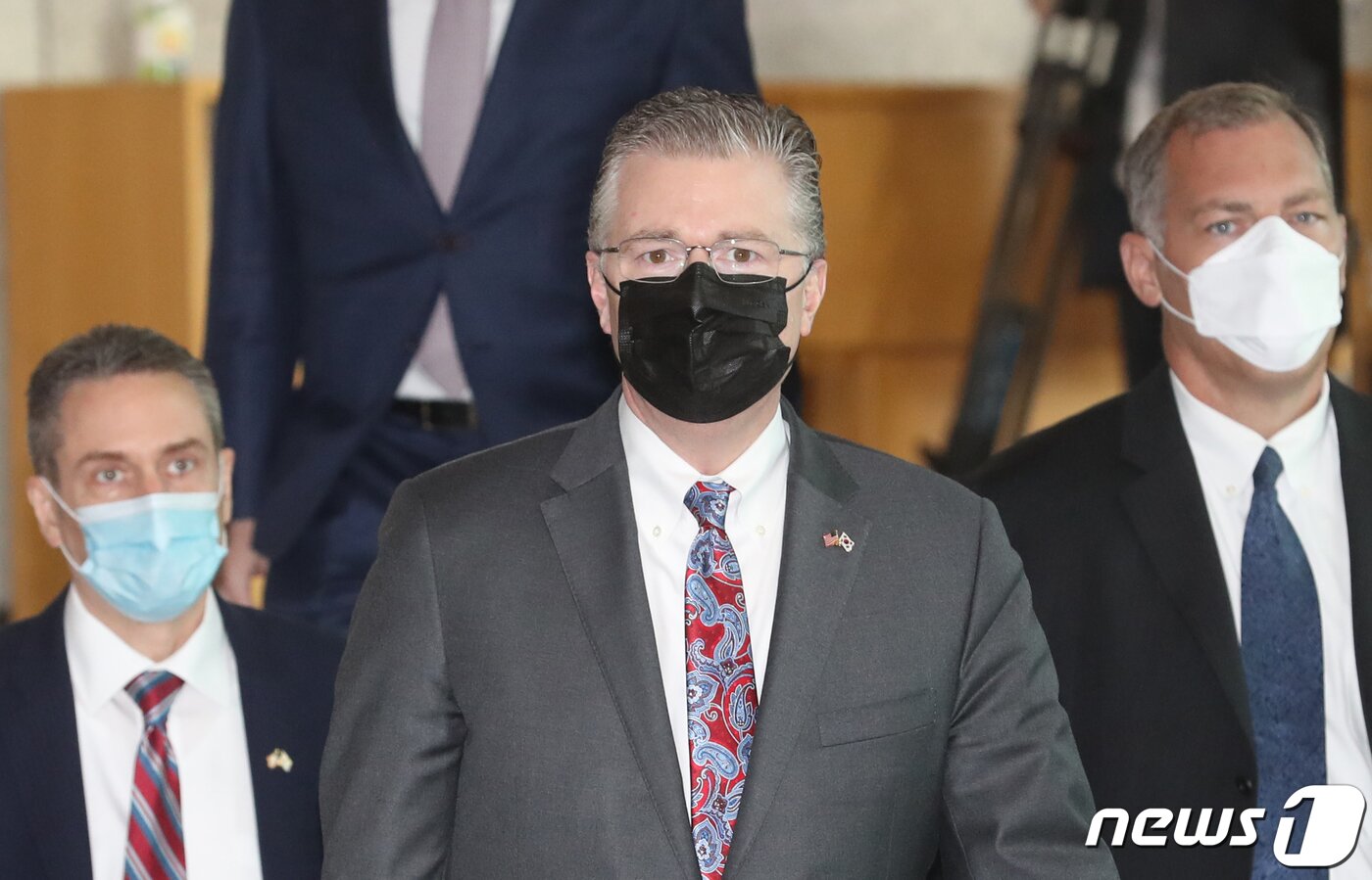 본문 이미지 - 대니얼 크리튼브링크 미국 국무부 동아시아·태평양 담당 차관보가 11일 오전 서울 종로구 외교부 청사로 들어서고 있다. 취임 후 처음으로 방한한 대니얼 크리튼브링크 차관보는 이날 오전 카운터파트인 여승배 외교부 차관보와의 양자 협의 및 업무 오찬을 한다. 이어 오후에는 이성호 외교부 경제외교조정관과 별도로 만나고 최종건 외교부 1차관을 예방한다.2021.11.11/뉴스1 ⓒ News1 송원영 기자