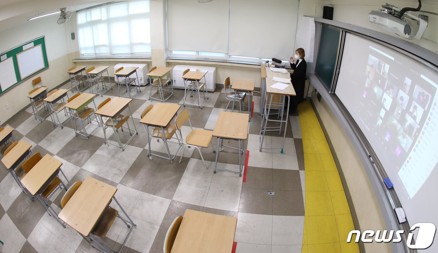 본문 이미지 - 2022학년도 대학수학능력시험을 일주일 앞둔 11일 수능 관련 코로나19 방역 대책으로 전국 모든 고등학교에서 원격수업이 시작된 가운데 대구 중구 경북대학교 사범대학 부설고등학교에서 교사가 학생들과 온라인을 이용한 원격수업을 진행하고 있다. 2021.11.11/뉴스1 ⓒ News1 공정식 기자