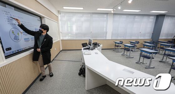 2022 대학수학능력시험(수능)을 일주일 앞두고 전국 모든 고등학교에서 코로나19 방역 대책으로 원격 수업이 시작된 11일 오전 서울 송파구 잠실고등학교에서 교사가 학생들과 원격수업을 진행하고 있다. 2021.11.11/뉴스1 © News1 박세연 기자