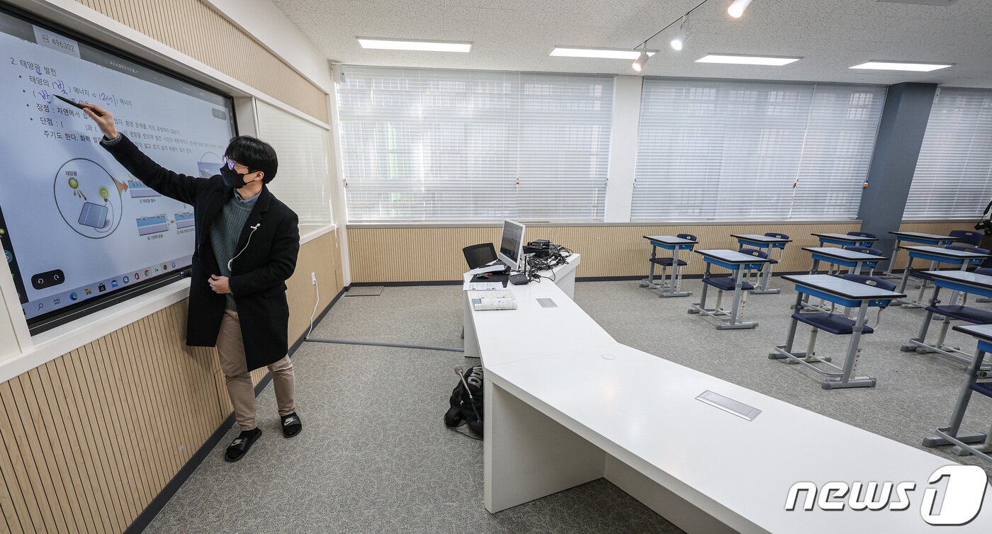 본문 이미지 - 2022 대학수학능력시험(수능)을 일주일 앞두고 전국 모든 고등학교에서 코로나19 방역 대책으로 원격 수업이 시작된 11일 오전 서울 송파구 잠실고등학교에서 교사가 학생들과 원격수업을 진행하고 있다. 2021.11.11/뉴스1 ⓒ News1 박세연 기자