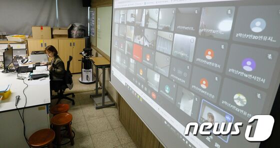 11일 경기 화성 동탄고등학교에서 교사가 학생들과 원격 수업을 하고 있다. 2022학년도 대학수학능력시험을 일주일 앞둔 이날부터 코로나19 방역 대책으로 전국의 모든 고등학교 수업이 원격으로 전환됐다. 2021.11.11/뉴스1 © News1 안은나 기자