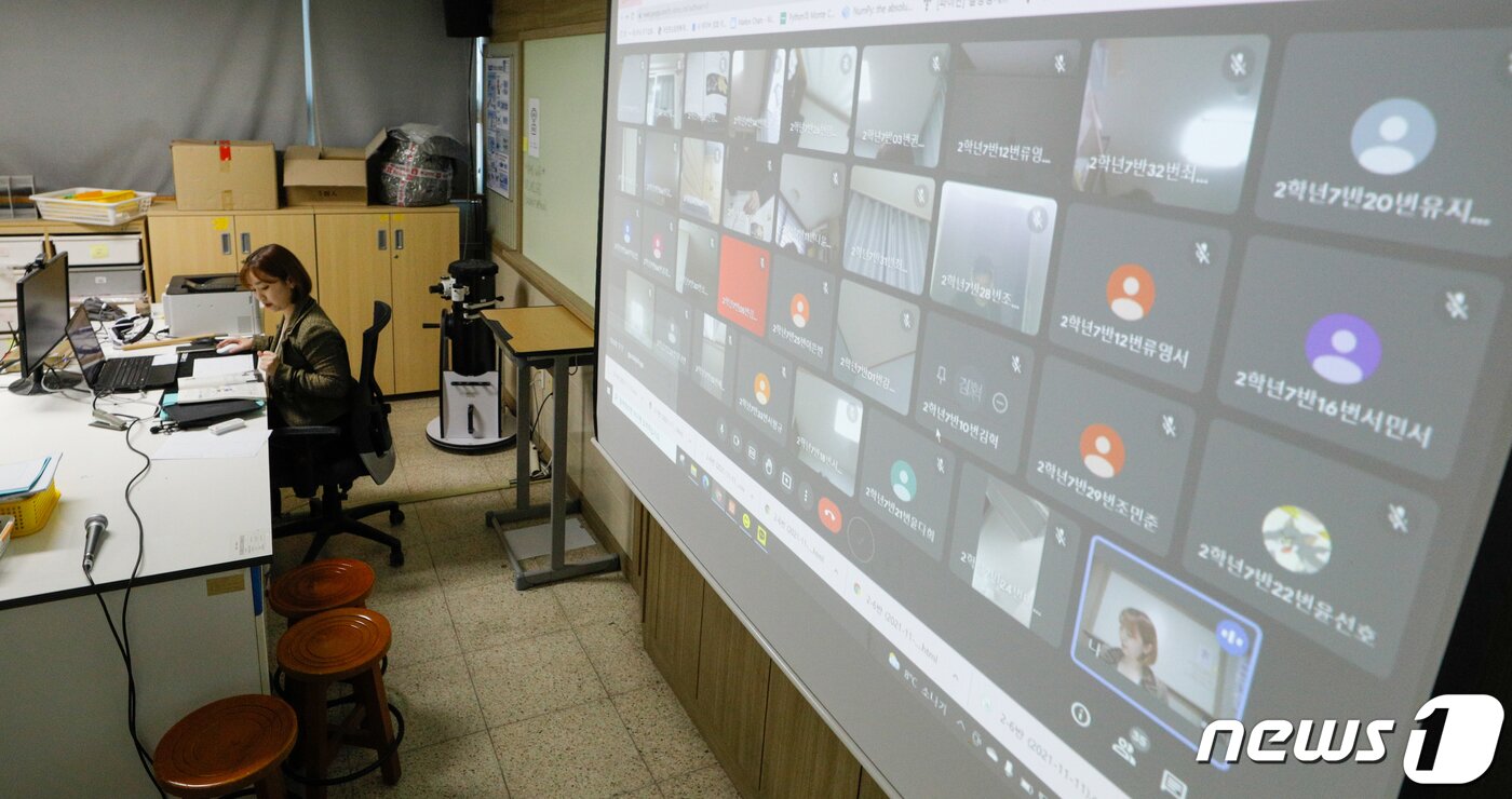 본문 이미지 - 11일 경기 화성 동탄고등학교에서 교사가 학생들과 원격 수업을 하고 있다. 2022학년도 대학수학능력시험을 일주일 앞둔 이날부터 코로나19 방역 대책으로 전국의 모든 고등학교 수업이 원격으로 전환됐다. 2021.11.11/뉴스1 ⓒ News1 안은나 기자