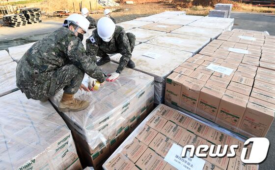 11일 오전 경기도 고양시에서 육군 1군수지원여단 장병들이 민간에 지원하는 요소수를 적재하고 있다. 구체적으로 부산항 인근 주유소 7곳(100톤)과 인천항 인근 주요소 8곳(40톤), 그리고 전남 광양항 5곳(15톤), 경기 평택항 6곳(15톤), 울산항 6곳(15톤)에 군 비축 요소수 예비분이 공급된다. 요소수 20만ℓ는 톤수로는 약 200톤이다. (국방일보 제공) 2021.11.11/뉴스1