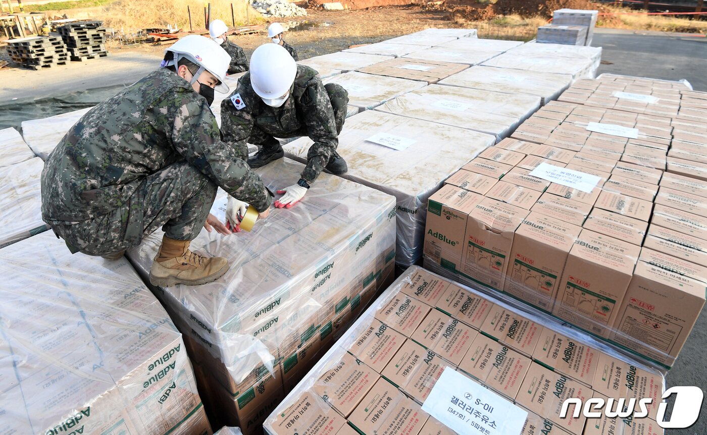 본문 이미지 - 11일 오전 경기도 고양시에서 육군 1군수지원여단 장병들이 민간에 지원하는 요소수를 적재하고 있다. 구체적으로 부산항 인근 주유소 7곳(100톤)과 인천항 인근 주요소 8곳(40톤), 그리고 전남 광양항 5곳(15톤), 경기 평택항 6곳(15톤), 울산항 6곳(15톤)에 군 비축 요소수 예비분이 공급된다. 요소수 20만ℓ는 톤수로는 약 200톤이다. (국방일보 제공) 2021.11.11/뉴스1