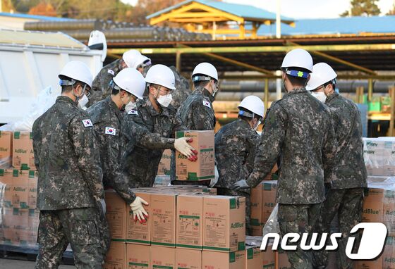 11일 오전 경기도 고양시에서 육군 1군수지원여단 장병들이 민간에 지원하는 요소수를 적재하고 있다. 구체적으로 부산항 인근 주유소 7곳(100톤)과 인천항 인근 주요소 8곳(40톤), 그리고 전남 광양항 5곳(15톤), 경기 평택항 6곳(15톤), 울산항 6곳(15톤)에 군 비축 요소수 예비분이 공급된다. 요소수 20만ℓ는 톤수로는 약 200톤이다. (국방일보 제공) 2021.11.11/뉴스1