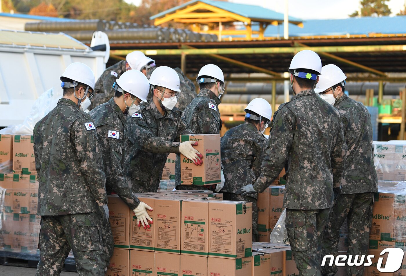 본문 이미지 - 11일 오전 경기도 고양시에서 육군 1군수지원여단 장병들이 민간에 지원하는 요소수를 적재하고 있다. 구체적으로 부산항 인근 주유소 7곳(100톤)과 인천항 인근 주요소 8곳(40톤), 그리고 전남 광양항 5곳(15톤), 경기 평택항 6곳(15톤), 울산항 6곳(15톤)에 군 비축 요소수 예비분이 공급된다. 요소수 20만ℓ는 톤수로는 약 200톤이다. (국방일보 제공) 2021.11.11/뉴스1
